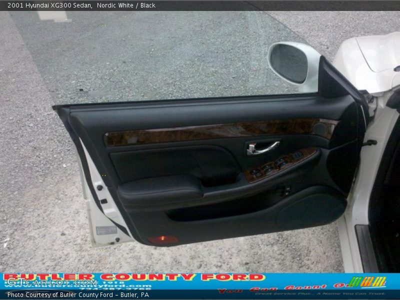 Nordic White / Black 2001 Hyundai XG300 Sedan