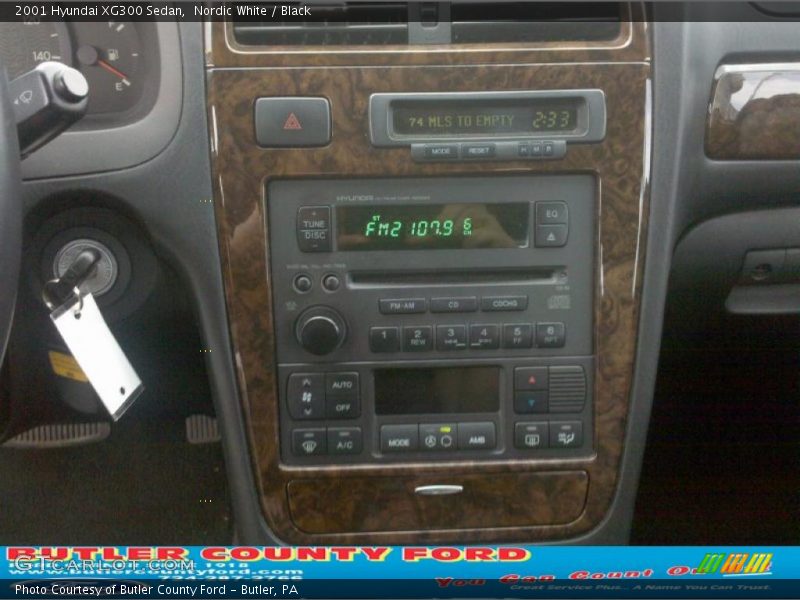 Nordic White / Black 2001 Hyundai XG300 Sedan