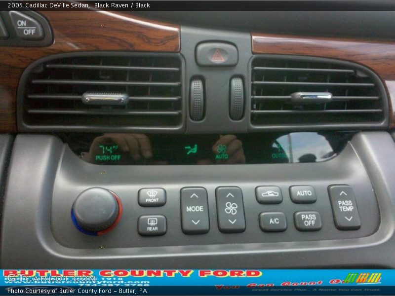 Black Raven / Black 2005 Cadillac DeVille Sedan