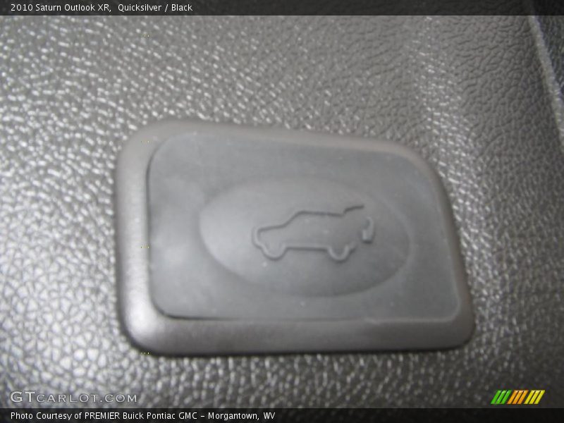 Quicksilver / Black 2010 Saturn Outlook XR