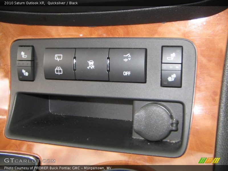 Quicksilver / Black 2010 Saturn Outlook XR