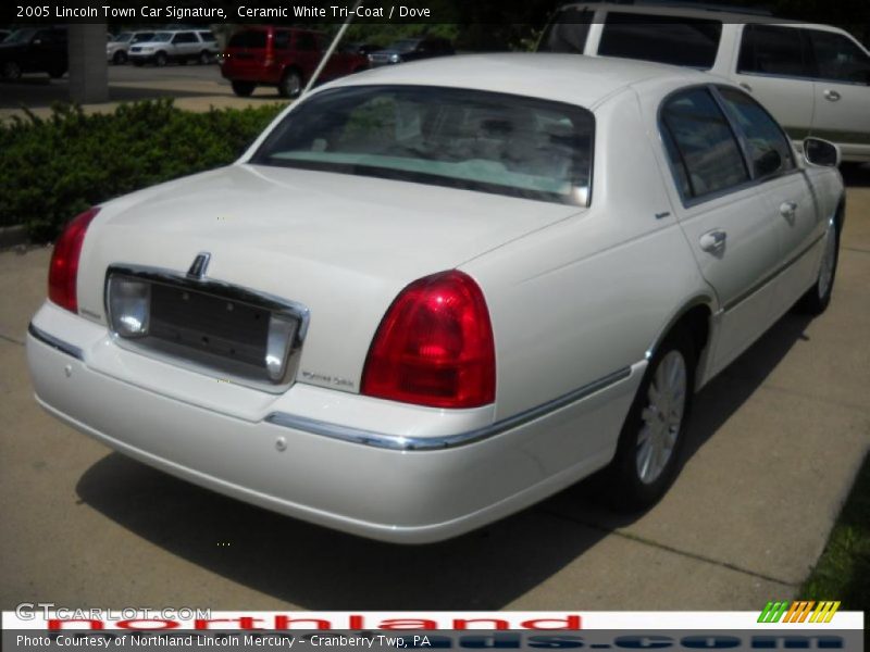 Ceramic White Tri-Coat / Dove 2005 Lincoln Town Car Signature