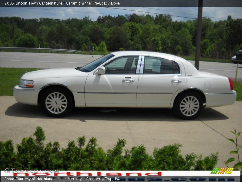 Ceramic White Tri-Coat / Dove 2005 Lincoln Town Car Signature