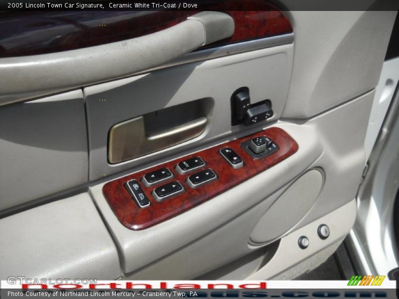 Ceramic White Tri-Coat / Dove 2005 Lincoln Town Car Signature
