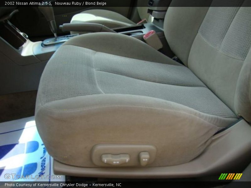 Nouveau Ruby / Blond Beige 2002 Nissan Altima 2.5 S