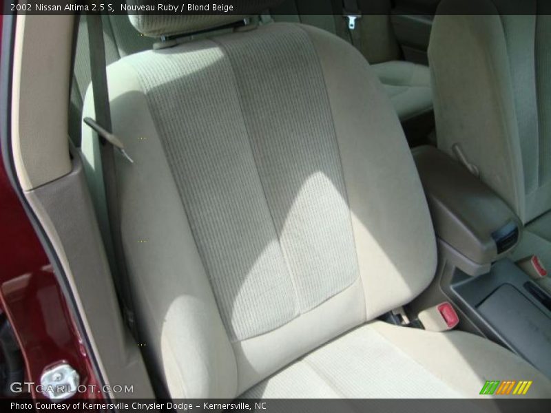 Nouveau Ruby / Blond Beige 2002 Nissan Altima 2.5 S