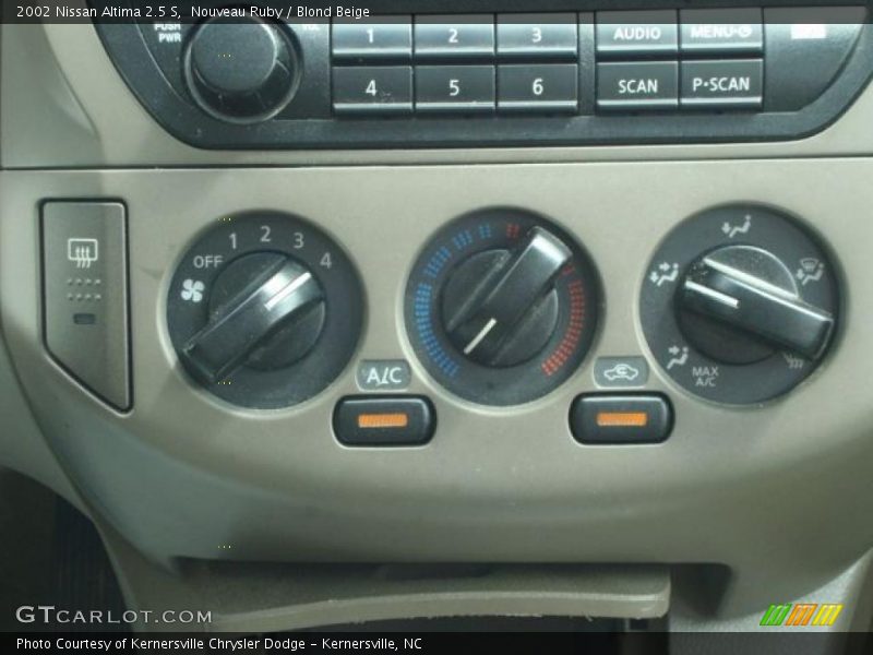 Nouveau Ruby / Blond Beige 2002 Nissan Altima 2.5 S