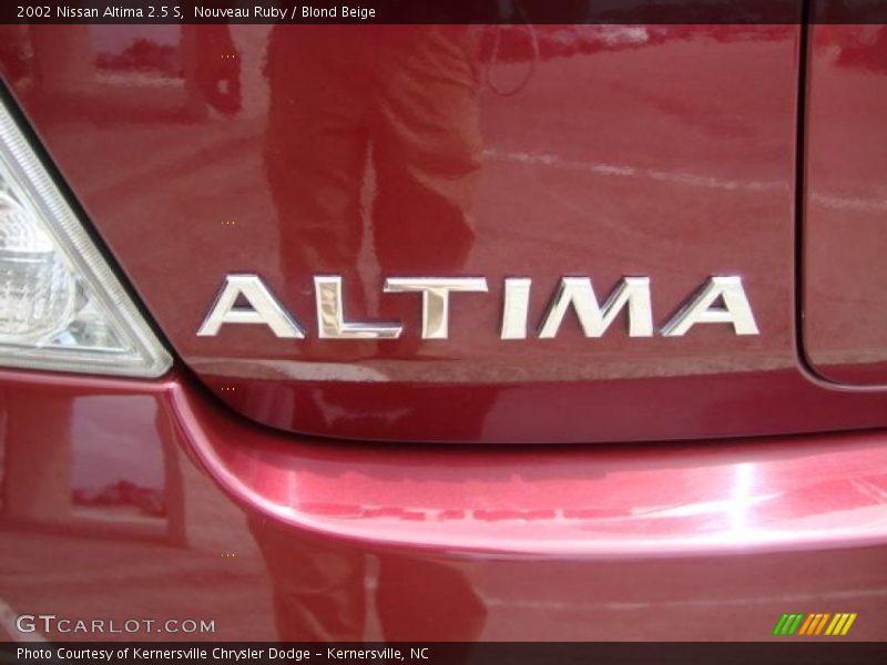 Nouveau Ruby / Blond Beige 2002 Nissan Altima 2.5 S