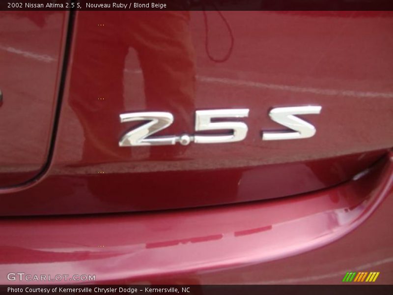 Nouveau Ruby / Blond Beige 2002 Nissan Altima 2.5 S