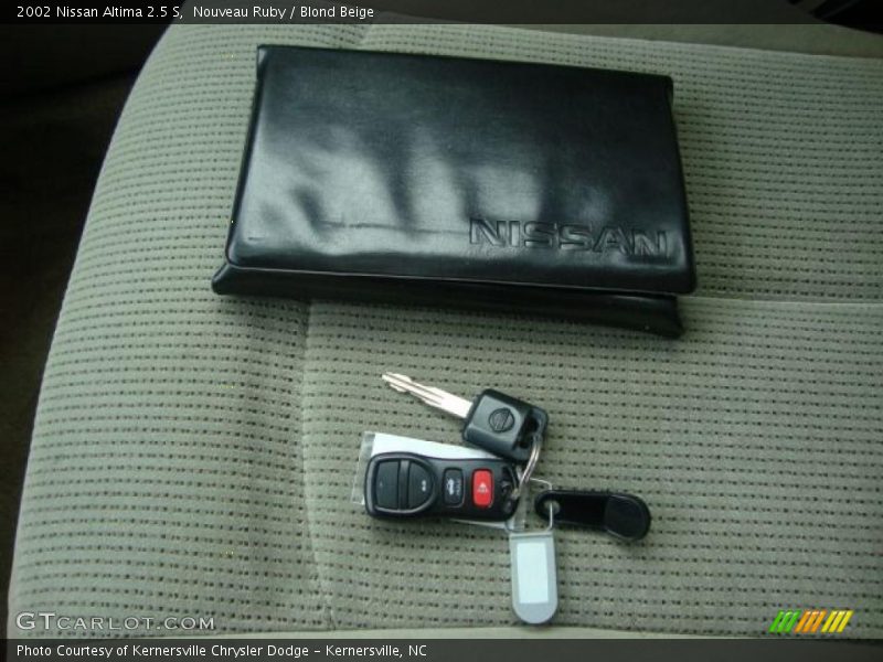 Nouveau Ruby / Blond Beige 2002 Nissan Altima 2.5 S