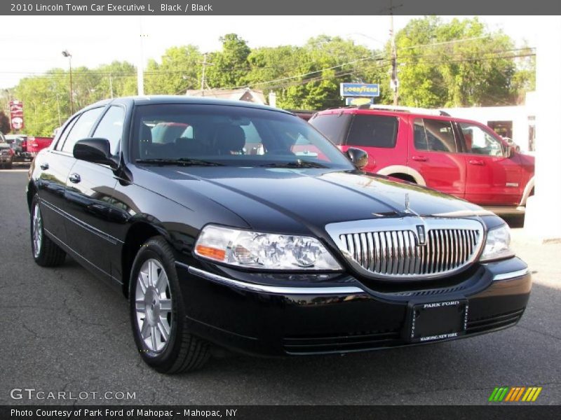 Black / Black 2010 Lincoln Town Car Executive L
