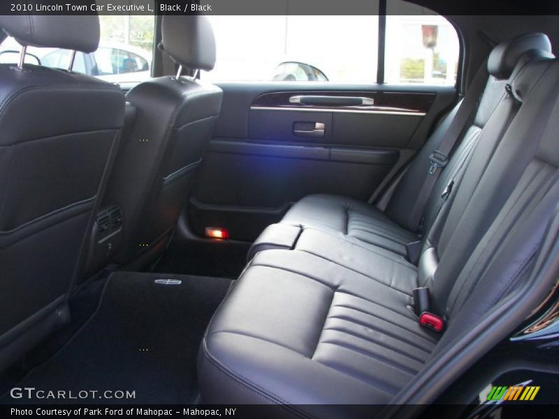 Black / Black 2010 Lincoln Town Car Executive L