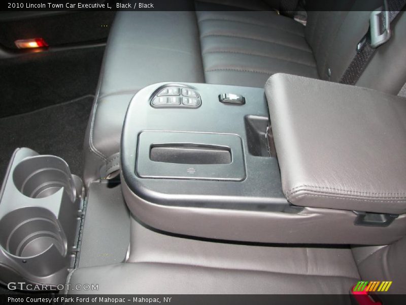 Black / Black 2010 Lincoln Town Car Executive L
