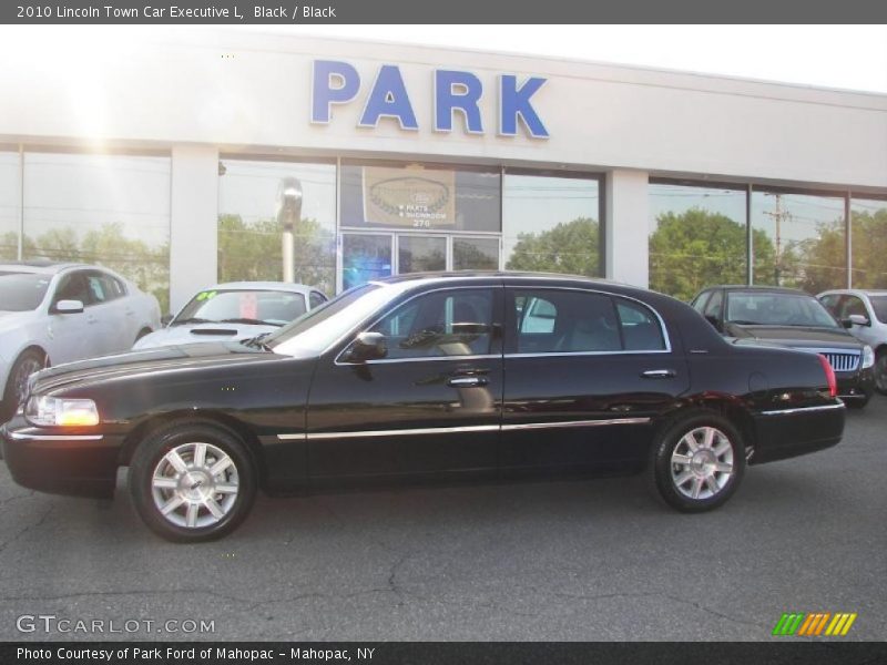 Black / Black 2010 Lincoln Town Car Executive L