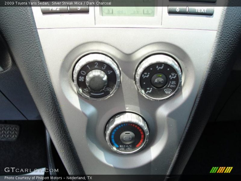 Silver Streak Mica / Dark Charcoal 2009 Toyota Yaris Sedan
