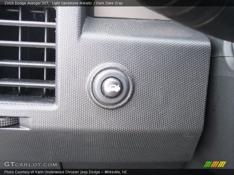 Light Sandstone Metallic / Dark Slate Gray 2009 Dodge Avenger SXT