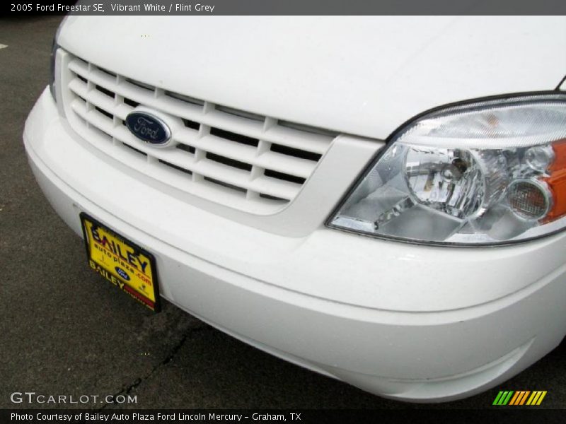 Vibrant White / Flint Grey 2005 Ford Freestar SE