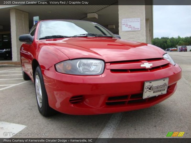 Victory Red / Graphite Gray 2005 Chevrolet Cavalier Coupe
