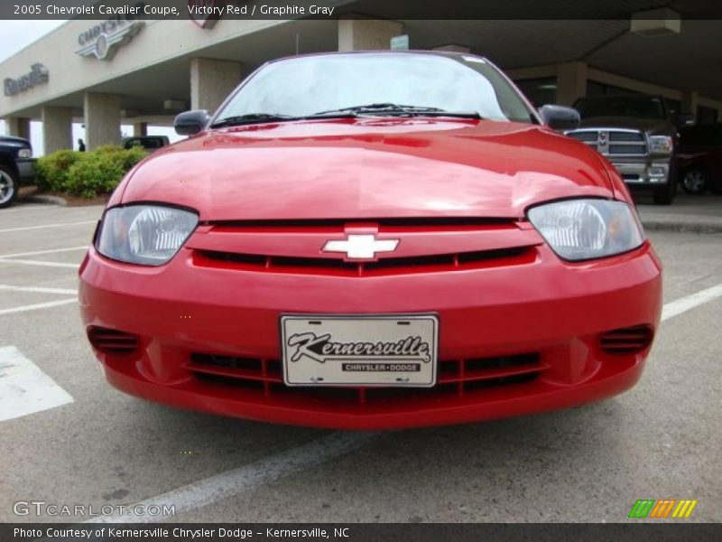 Victory Red / Graphite Gray 2005 Chevrolet Cavalier Coupe