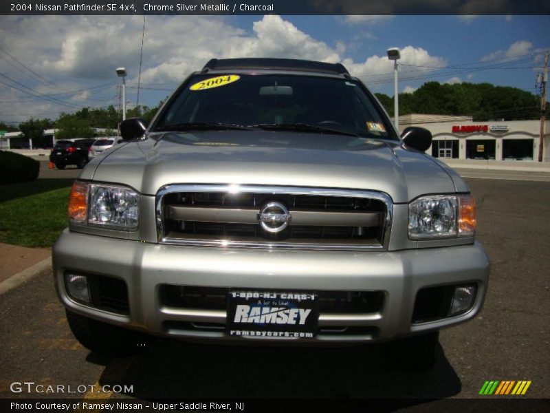 Chrome Silver Metallic / Charcoal 2004 Nissan Pathfinder SE 4x4