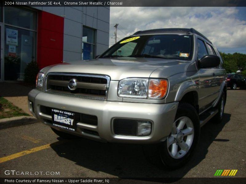 Chrome Silver Metallic / Charcoal 2004 Nissan Pathfinder SE 4x4