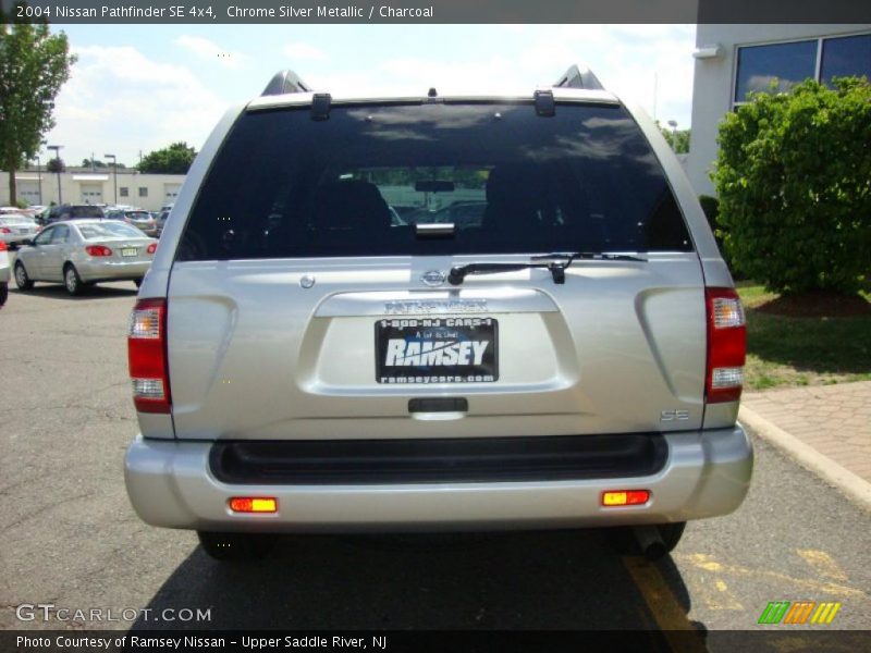Chrome Silver Metallic / Charcoal 2004 Nissan Pathfinder SE 4x4