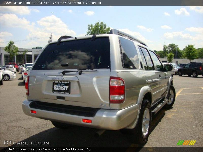 Chrome Silver Metallic / Charcoal 2004 Nissan Pathfinder SE 4x4