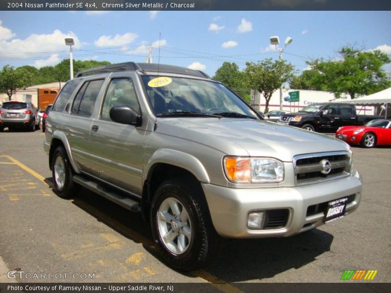Chrome Silver Metallic / Charcoal 2004 Nissan Pathfinder SE 4x4