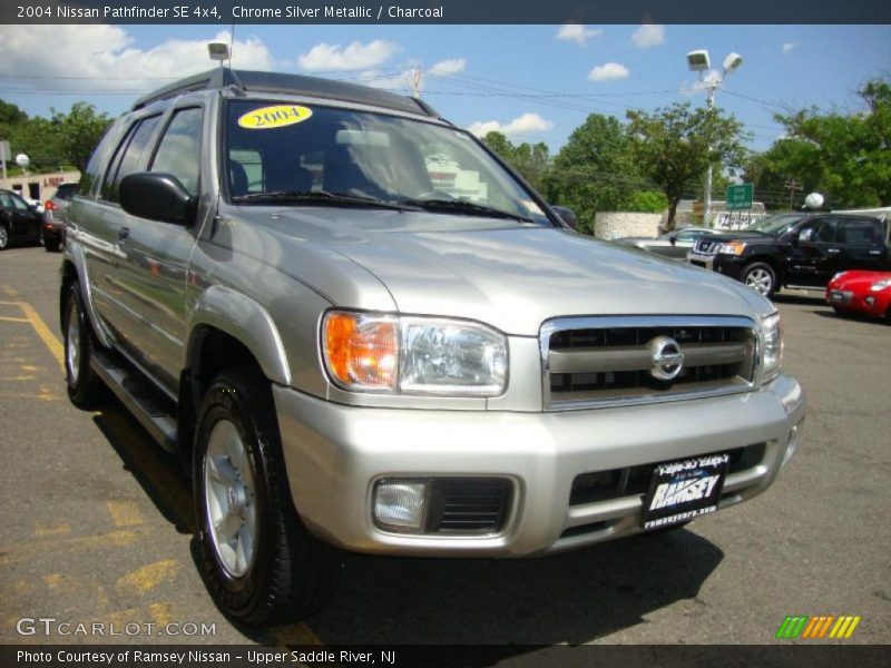Chrome Silver Metallic / Charcoal 2004 Nissan Pathfinder SE 4x4