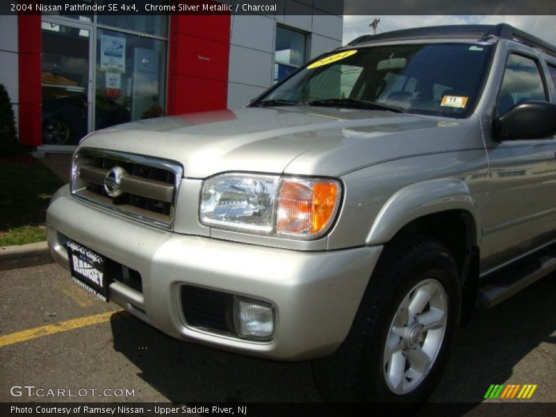 Chrome Silver Metallic / Charcoal 2004 Nissan Pathfinder SE 4x4