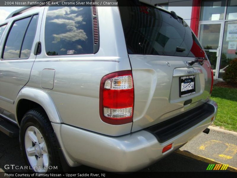Chrome Silver Metallic / Charcoal 2004 Nissan Pathfinder SE 4x4