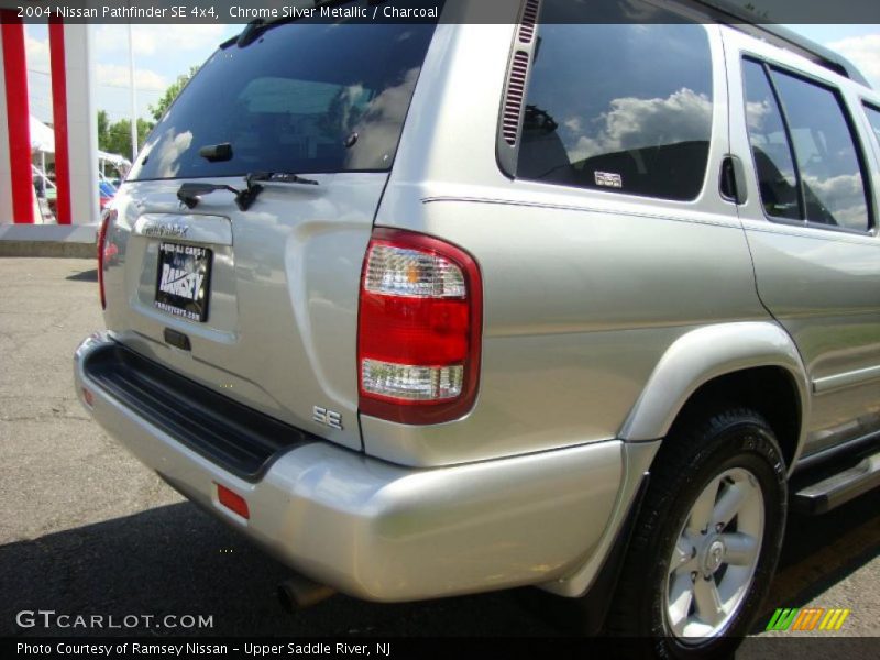 Chrome Silver Metallic / Charcoal 2004 Nissan Pathfinder SE 4x4