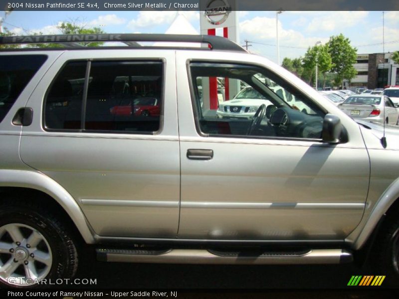 Chrome Silver Metallic / Charcoal 2004 Nissan Pathfinder SE 4x4