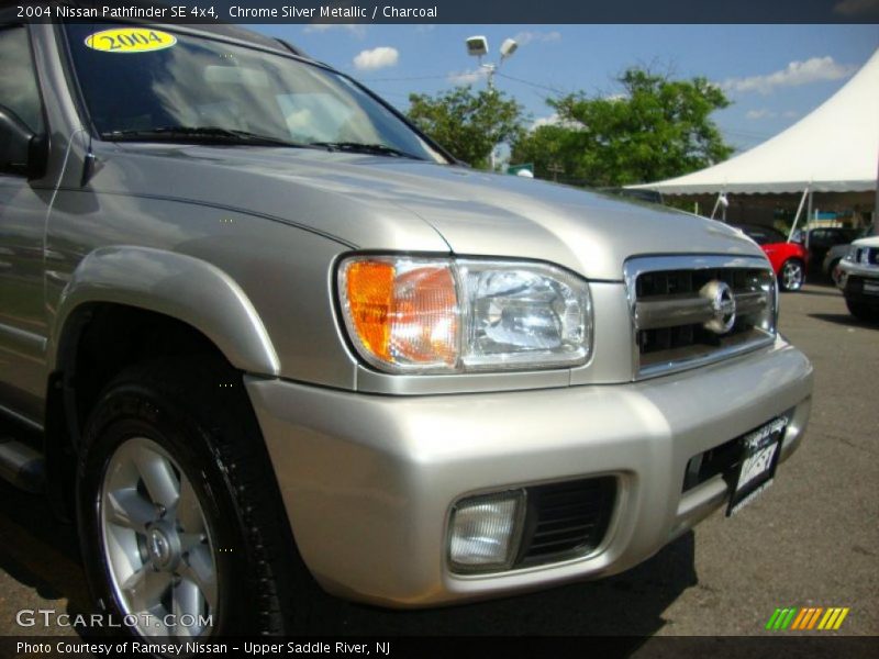 Chrome Silver Metallic / Charcoal 2004 Nissan Pathfinder SE 4x4