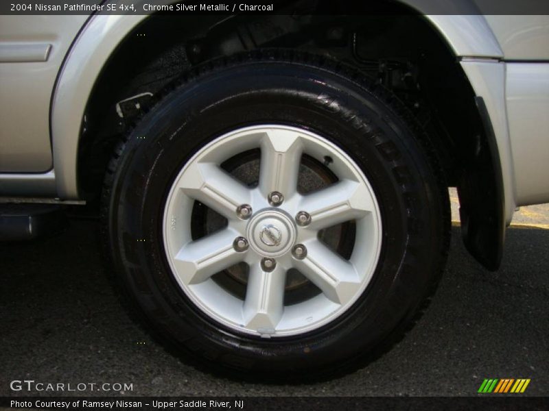 Chrome Silver Metallic / Charcoal 2004 Nissan Pathfinder SE 4x4