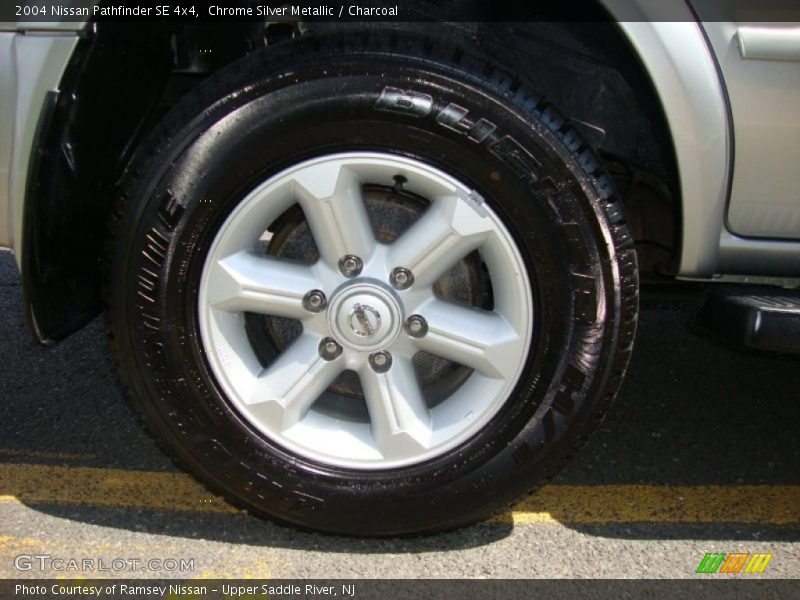 Chrome Silver Metallic / Charcoal 2004 Nissan Pathfinder SE 4x4