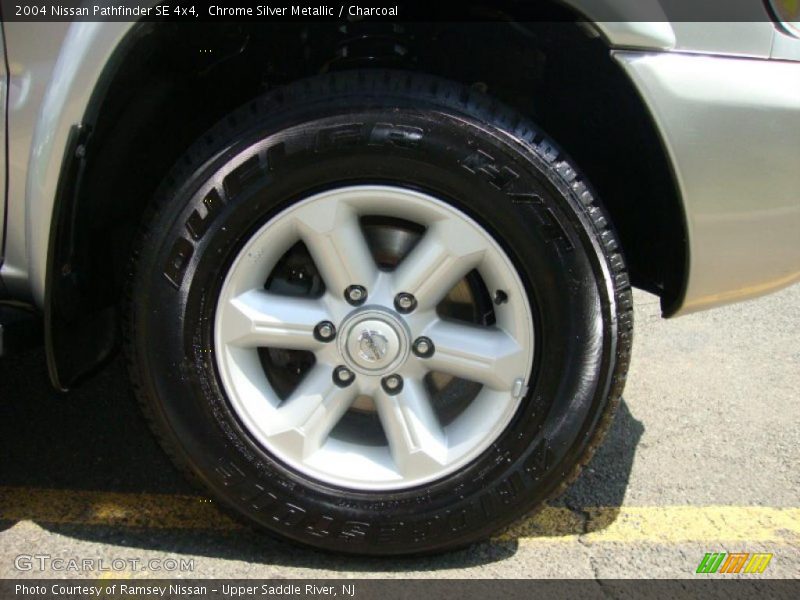 Chrome Silver Metallic / Charcoal 2004 Nissan Pathfinder SE 4x4