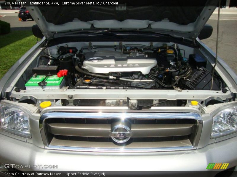 Chrome Silver Metallic / Charcoal 2004 Nissan Pathfinder SE 4x4