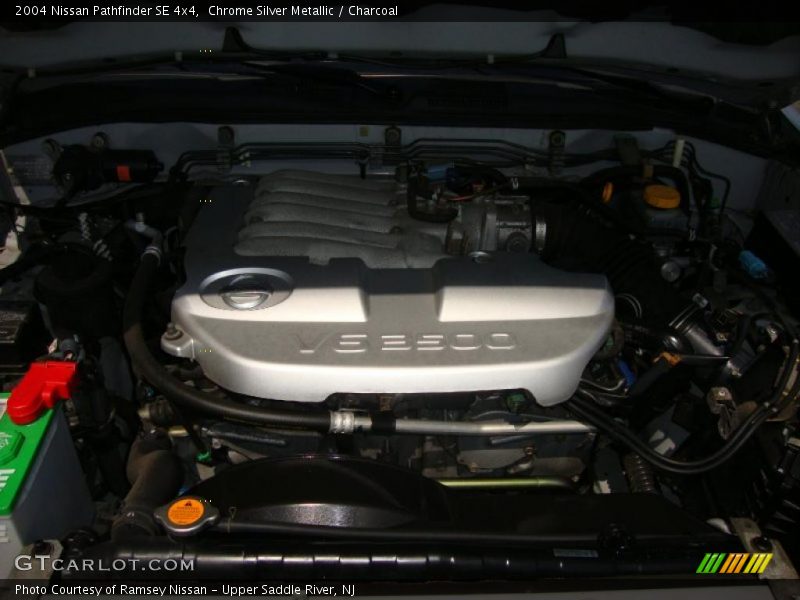 Chrome Silver Metallic / Charcoal 2004 Nissan Pathfinder SE 4x4