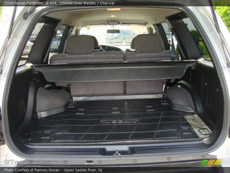 Chrome Silver Metallic / Charcoal 2004 Nissan Pathfinder SE 4x4
