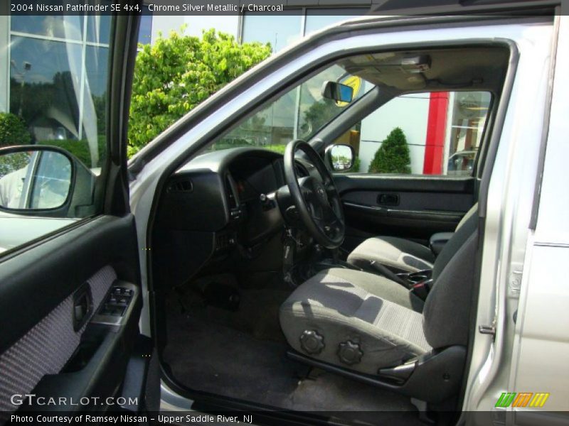 Chrome Silver Metallic / Charcoal 2004 Nissan Pathfinder SE 4x4