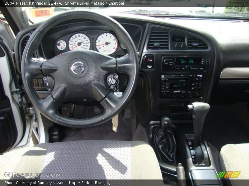 Chrome Silver Metallic / Charcoal 2004 Nissan Pathfinder SE 4x4