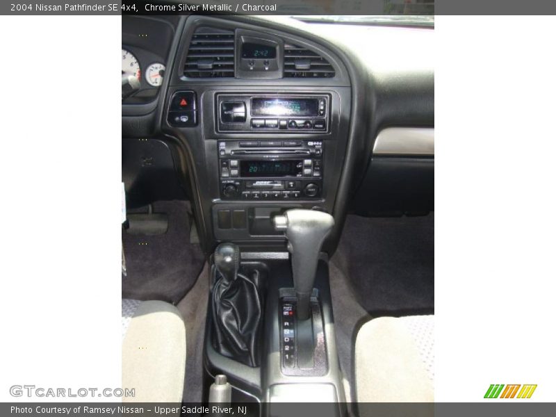 Chrome Silver Metallic / Charcoal 2004 Nissan Pathfinder SE 4x4