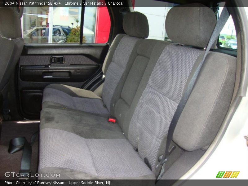 Chrome Silver Metallic / Charcoal 2004 Nissan Pathfinder SE 4x4