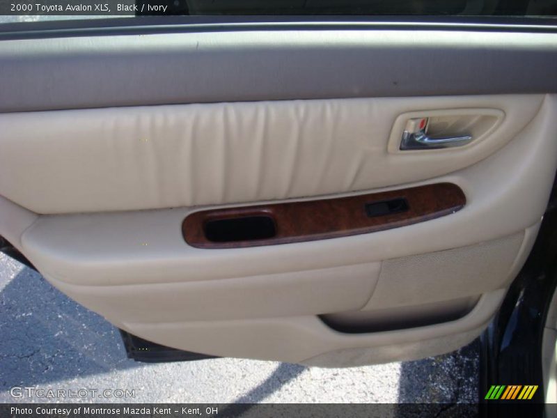 Black / Ivory 2000 Toyota Avalon XLS