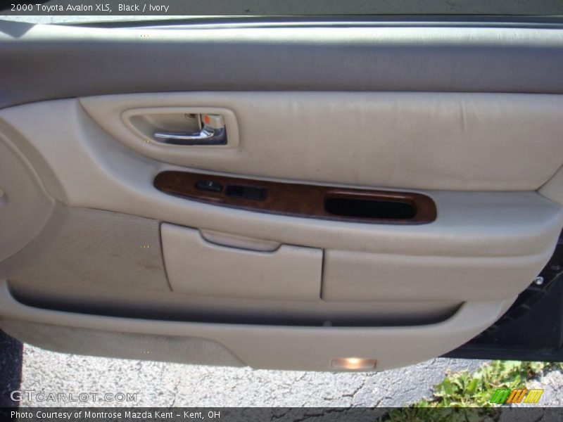 Black / Ivory 2000 Toyota Avalon XLS