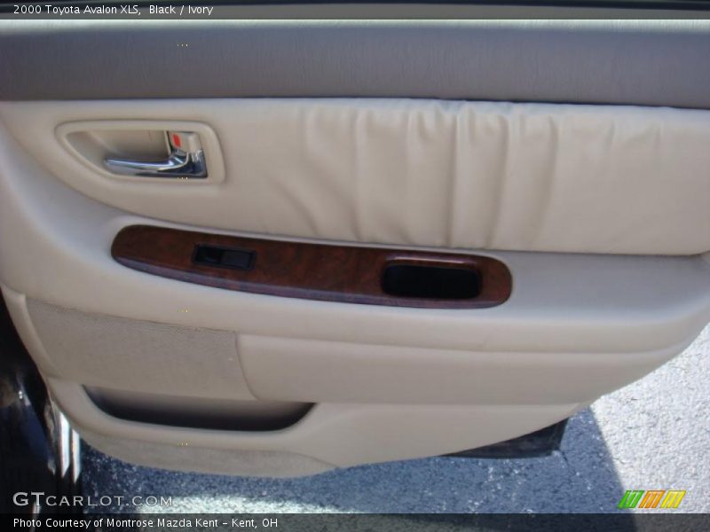 Black / Ivory 2000 Toyota Avalon XLS