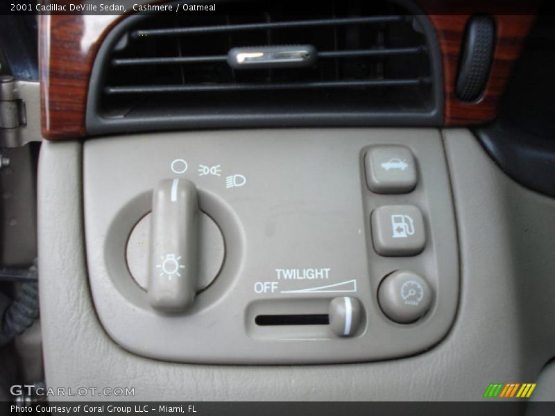 Cashmere / Oatmeal 2001 Cadillac DeVille Sedan