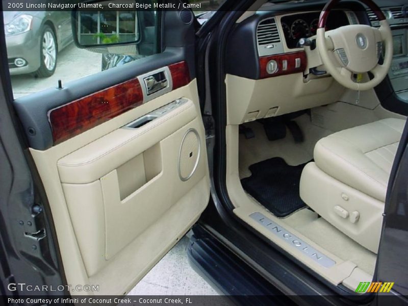 Charcoal Beige Metallic / Camel 2005 Lincoln Navigator Ultimate