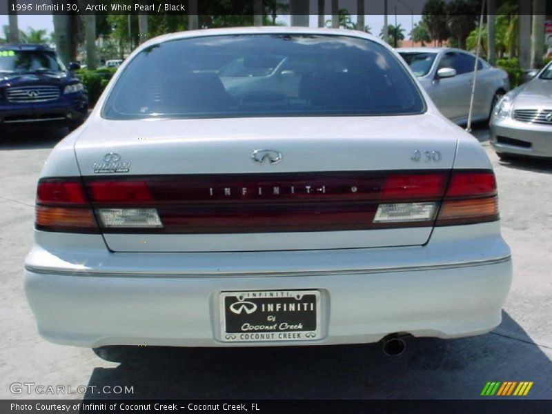 Arctic White Pearl / Black 1996 Infiniti I 30